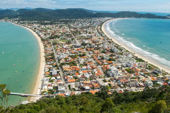 Vista aérea da cidade de Bombinhas