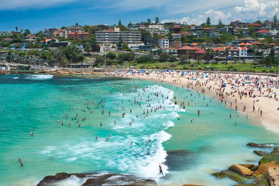 Vista ensolarada da movimentada Praia de Bronte