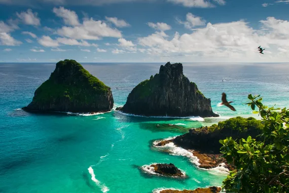 Vista aérea de Fernando de Noronha com águas verdes cristalinas