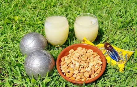 Jogo de petanca e bebidas em Marselha