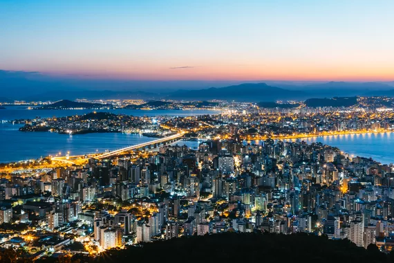 Florianópolis, vista aérea ao anoitecer