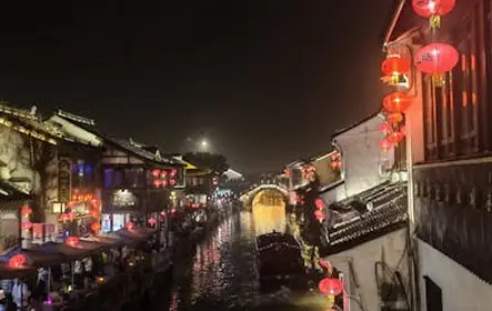 Cruzeiro privado em Suzhou no Grande Canal à noite