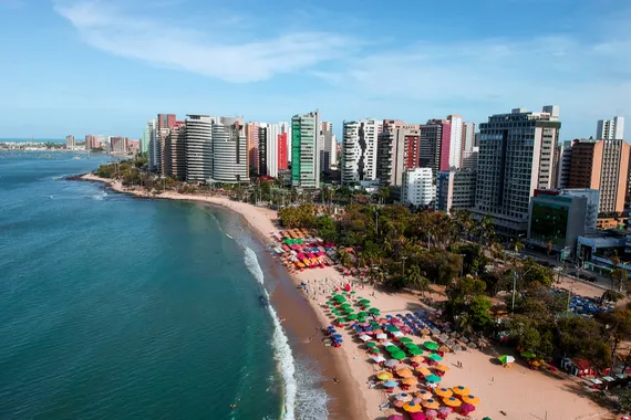 Vista de cima do litoral de Fortaleza